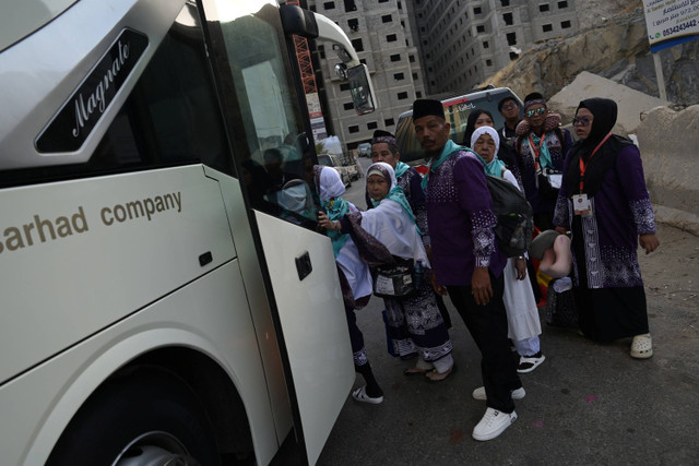 Jemaah haji Indonesia kloter 12 asal embarkasi Batam antre memasuki bus tujuan Madinah di Makkah, Arab Saudi, Rabu (26/6/2024). Foto: Sigid Kurniawan/ANTARA FOTO 