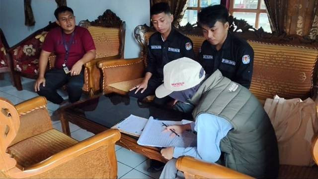 Pantarlih di Kota Kotamobagu saat melakukan Coklit KPU di salah satu rumah warga. (foto: febry kodongan)