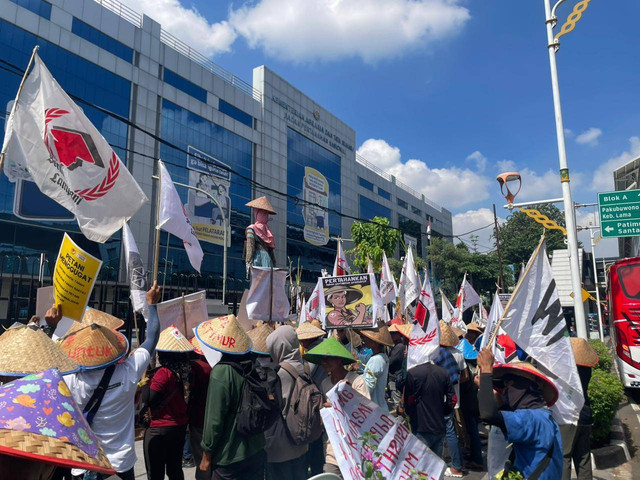 Ratusan petani aksi di depan Kementrian ATR/BPN. | Foto: LBH Bandar Lampung