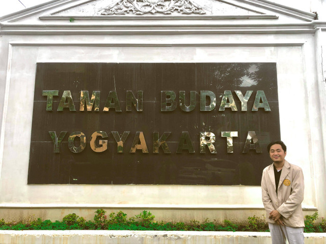 Foto dokumentasi mahasiswa di depan Taman Budaya Yogyakarta