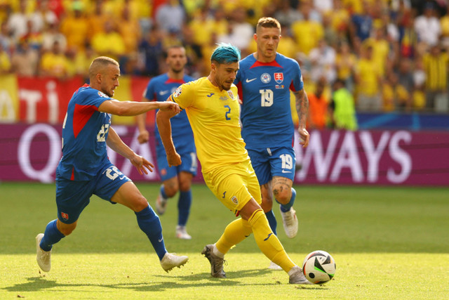 Pemain Timnas Slovakia Stanislav Lobotka berebut bola dengan pemain Timnas Rumania Andrei Ratiu pada pertandingan Grup E Piala Eropa 2024 di Frankfurt Arena, Frankfurt, Jerman, Rabu (26/6/2024). Foto: Kai Pfaffenbach/REUTERS