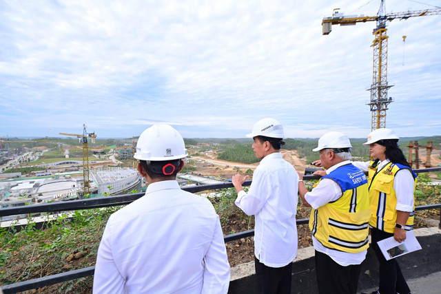 Presiden Joko Widodo saat melakukan kunjungan kerja ke Kalimantan Timur untuk meninjau progres pembangunan Kantor Presiden di Kawasan Ibu Kota Nusantara (IKN) (Foto: BPMI Setpres)