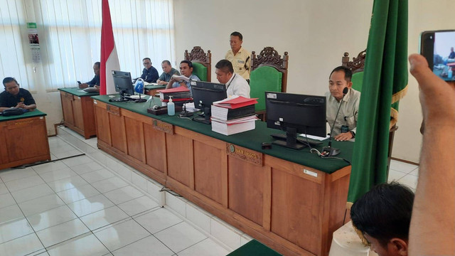 Suasana sidang pembacaan putusan kasus pengeroyokan yang mengakibatkan siswa MTs di Situbondo MF meninggal. Foto: Dok. Mili.id