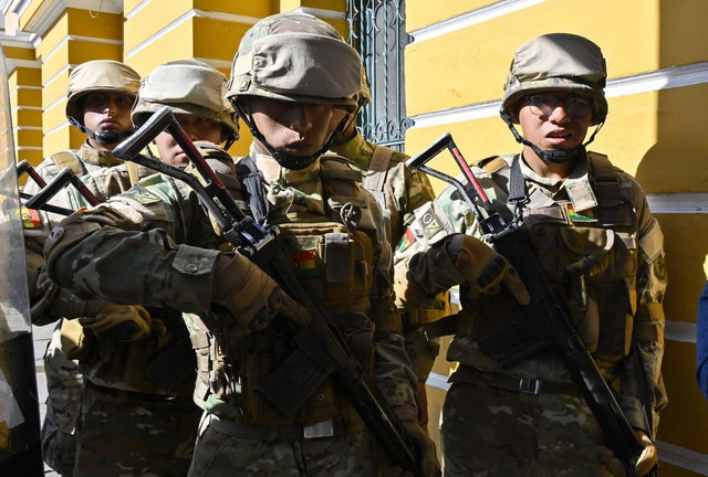 Seorang tentara dengan kendaraan lapis baja dikerahkan di luar Istana Quemado di Plaza Murillo di La Paz pada 26 Juni 2024. Foto: AIZAR RALDES / AFP