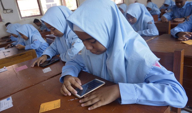 Suasana ujian akhir semester di salah satu SMK di Jawa Tengah. (Foto:  ANTARA FOTO/Harviyan Perdana Putra via Kumparan.com)