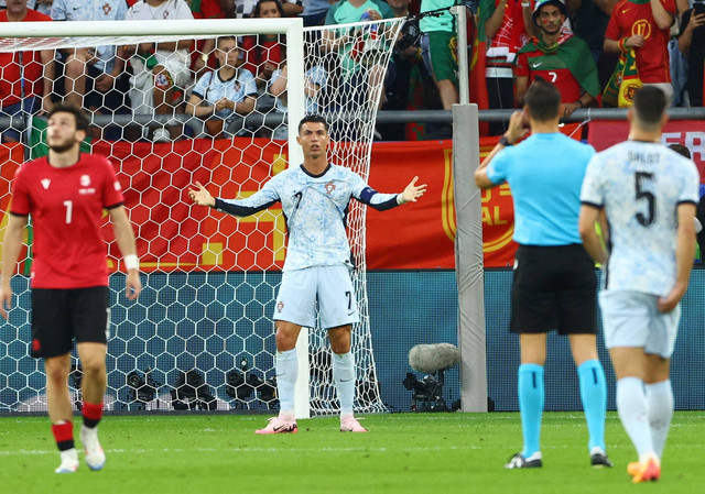 Cristiano Ronaldo dari Portugal memprotes wasit Sandro Scharer sebelum mendapat kartu kuning di laga Euro 2024,Grup F, Georgia v Portugal, di Arena AufSchalke, Gelsenkirchen, Jerman, 26 Juni 2024. Foto: REUTERS/Bernadett Szabo