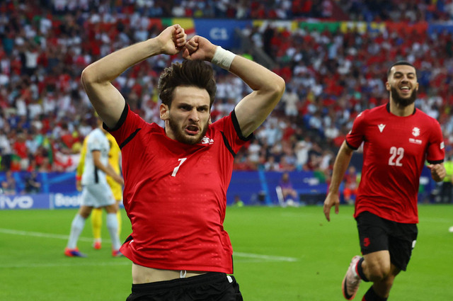 Khvicha Kvaratskhelia dari Georgia merayakan gol pertama mereka di Euro 2024, Grup F, Georgia vs Portugal di Arena AufSchalke, Gelsenkirchen, Jerman, 26 Juni 2024. Foto: REUTERS/Bernadett Szabo