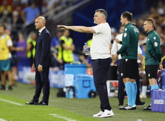 Pelatih timnas Georgia Willy Sagnol di Euro 2024, Grup F, Georgia vs Portugal di Arena AufSchalke, Gelsenkirchen, Jerman, 26 Juni 2024. Foto: REUTERS/Leon Kuegeler