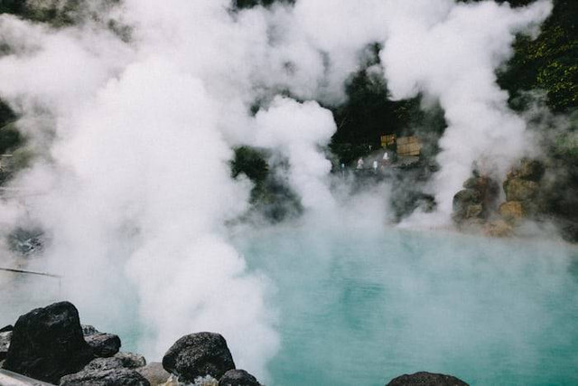 Pemandian Air Panas Gunung Pancar (Foto hanya ilustrasi, bukan tempat sebenarnya) Sumber: unsplash/ Tayawee Supan