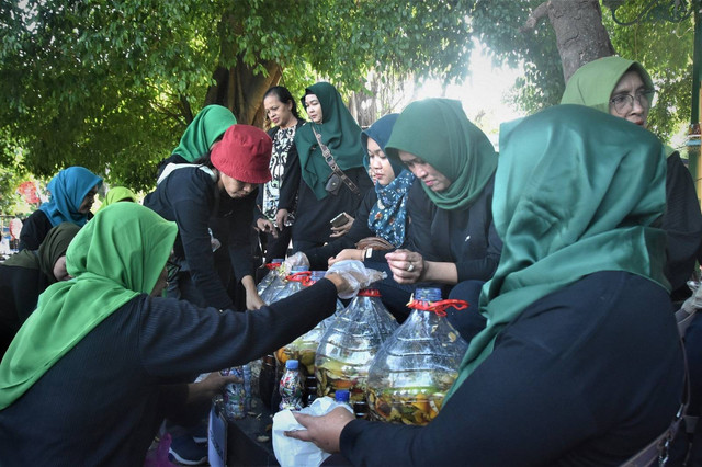 Warga Jogja saat memilah sampah organik. FOto: istimewa