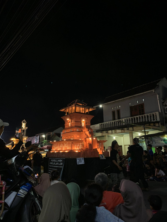 Peserta Karnaval Takbir Jambidan 2024 Tengah Melakukan Perjalanan Menuju Lapangan Jambidan, Selasa 18 Juni 2024. Foto: Syauqia Salsabilla.