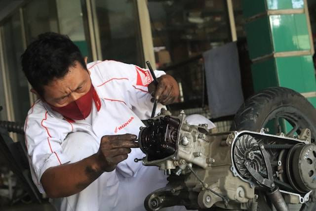 Bengkel motor di PIK, foto hanya ilustrasi, bukan tempat sebenarnya: Unsplash/Mufid Majnun