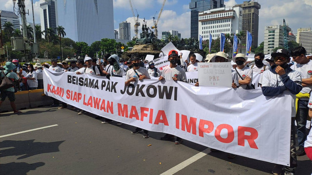 Aliansi IKM dan Pekerja Industri Tekstil Nasional melakukan aksi unjuk rasa di Patung Kuda Monas, Jakarta  pada Kamis (27/6/2024). Foto: Ghifari/kumparan 