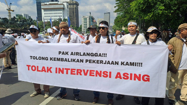 Aliansi IKM dan Pekerja Industri Tekstil Nasional melakukan aksi unjuk rasa di Patung Kuda Monas, Jakarta  pada Kamis (27/6/2024). Foto: Ghifari/kumparan 