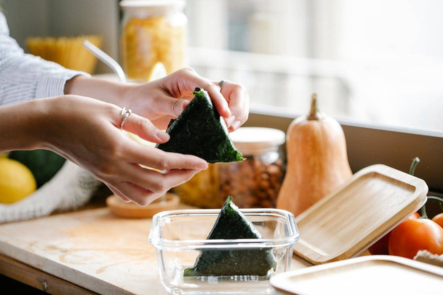 Ilustrasi Onigiri dengan Nasi Biasa. Foto: Pexels