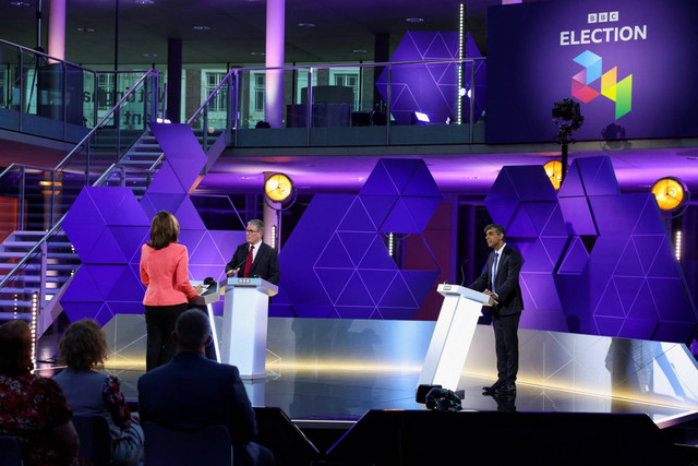 Pemimpin oposisi Partai Buruh Inggris Keir Starmer dan Perdana Menteri Inggris Rishi Sunak mengambil bagian dalam Debat Perdana Menteri BBC, di Nottingham, Inggris, Rabu (26/6/2024). Foto: Phil Noble/Pool via Reuters