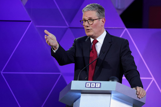 Pemimpin oposisi Partai Buruh Inggris Keir Starmer berbicara dalam Debat Perdana Menteri BBC, di Nottingham, Inggris, Rabu (26/6/2024). Foto: Phil Noble/Pool via Reuters