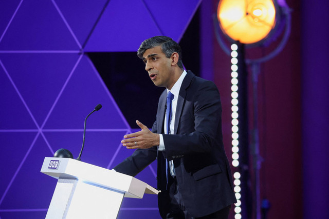 Perdana Menteri Inggris Rishi Sunak berbicara dalam Debat Perdana Menteri BBC, di Nottingham, Inggris, Rabu (26/6/2024). Foto: Phil Noble/Pool via Reuters