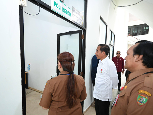 Presiden Jokowi meninjau layanan kesehatan di RSUD Tamiang Layang, Kabupaten Barito Timur, Kalimantan Tengah, Kamis (27/6). Foto: Kris/Biro Pers Sekretariat Presiden