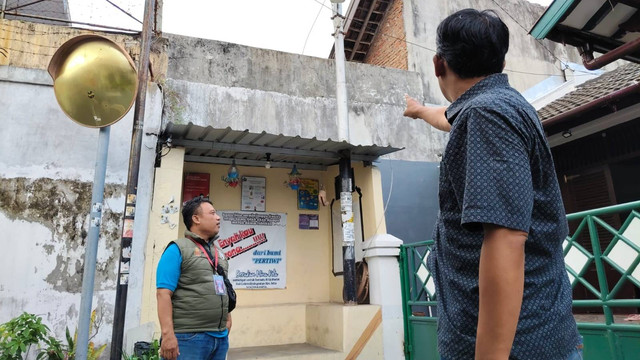 Warga RW 04 menunjukkan kampungnya berada di belakang SMPN 6 Yogya yang juga masih satu RW. Foto: Arfiansyah Panji Purnandaru/kumparan