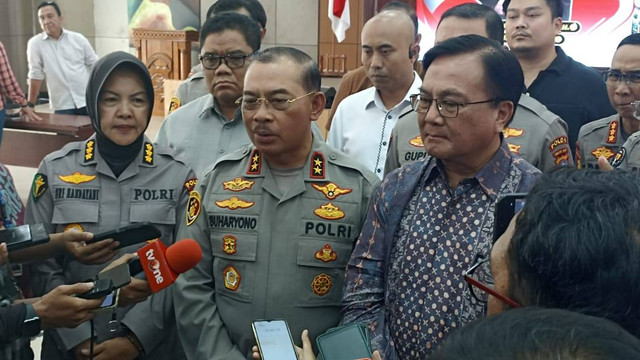 Kapolda Sumbar Irjen Pol Suharyono bersama Ketua Harian Kompolnas, Benny Mamoto di Mapolda Sumbar. Foto: kumparan