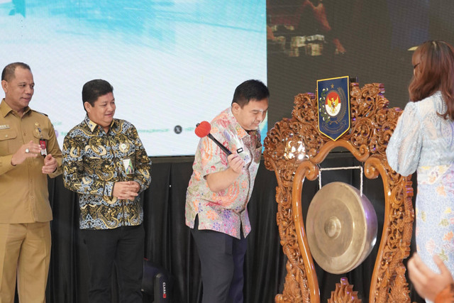 Plt. Sekjen Kemendagri Tomsi Tohir mewakili Menteri Dalam Negeri dalam membuka Rapat Koordinasi Nasional Pemerintah Desa Tahun 2024 di Jakarta. Foto: Dok. Istimewa