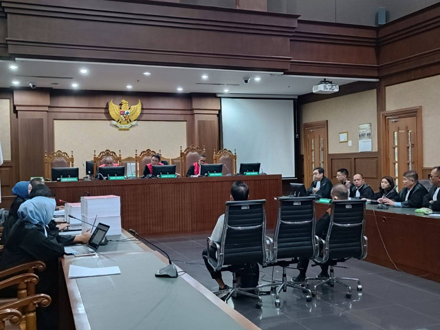 Sidang tuntutan eks Direktur Utama Garuda Indonesia, Emirsyah Satar, terkait korupsi pengadaan pesawat, di Pengadilan Tipikor, Jakarta Pusat, Kamis (27/6). Foto: Fadhil Pramudya/kumparan