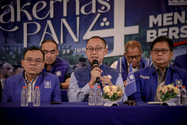 Sekjen Partai Amanat Nasional (PAN), Eddy Soeparno memberikan keterangan saat konferensi pers menjelang Rakernas 4 PAN di Kantor DPP PAN, Pasar Minggu, Jakarta Selatan, Kamis (27/6/2024). Foto: Jamal Ramadhan/kumparan