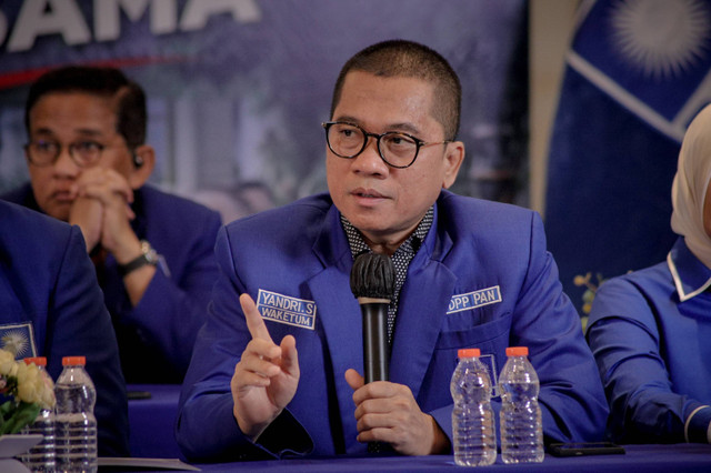 Waketum Partai Amanat Nasional (PAN), Yandri Susanto memberikan keterangan pada konferensi pers menjelang Rakernas 4 PAN di Kantor DPP PAN, Pasar Minggu, Jakarta Selatan, Kamis (27/6/2024). Foto: Jamal Ramadhan/kumparan