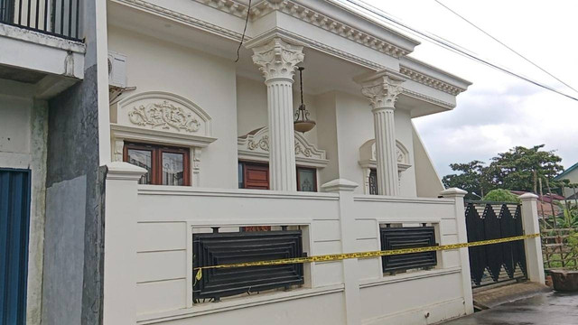 Rumah mewah milik distro pembunuh Pegawai Koperasi di Palembang bernama Antoni di segel polisi, Foto : Ist