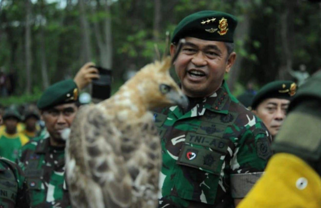 Kepala Staf Angkatan Darat (KSAD) Jenderal TNI Maruli Simanjuntak melepas liarkan burung elang jawa di kawasan Pegunungan Sanggabuana, Kamis (27/6). Foto: Dok. kumparan