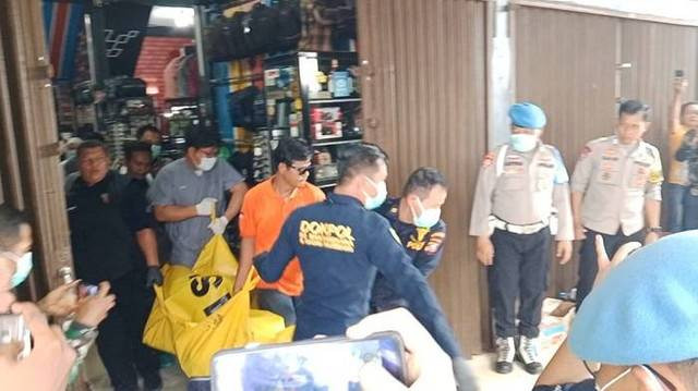 Jasad pegawai koperasi Palembang yang dicor di ruko di evakuasi, Foto : Ist