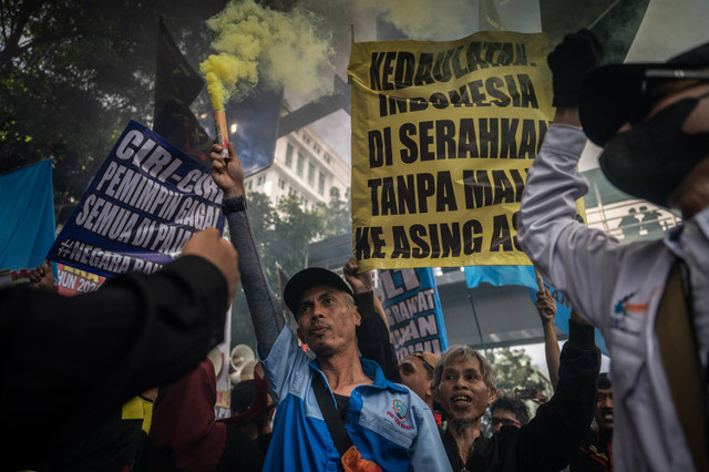 Seorang buruh menyalakan flare saat melakukan aksi unjuk rasa menolak program Tapera di depan Kantor Kementerian Keuangan, Jakarta, Kamis (27/6/2024). Foto: ANTARA FOTO/Bayu Pratama S