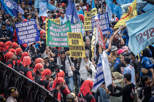 Sejumlah buruh mengangkat poster aksi saat unjuk rasa menolak program Tapera di depan Kantor Kementerian Keuangan, Jakarta, Kamis (27/6/2024). Foto: ANTARA FOTO/Bayu Pratama S