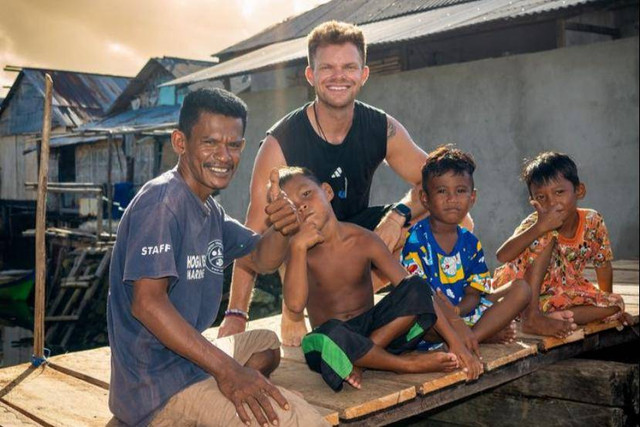 Youtuber Denmark, Kristian Hansen saat bersama masyarakat Bajo.