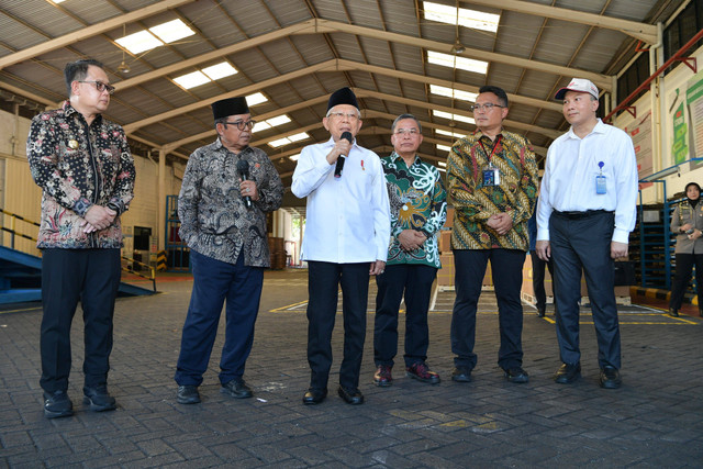 Wakil Presiden Ma'ruf Amin usai meninjau PT Fronte Classic Indonesia di Pasuruan, Jawa Timur, Kamis (27/6/2024). Foto: BPMI Setwapres