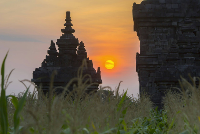 Ilustrasi Candi di Dieng. Sumber: Unsplash