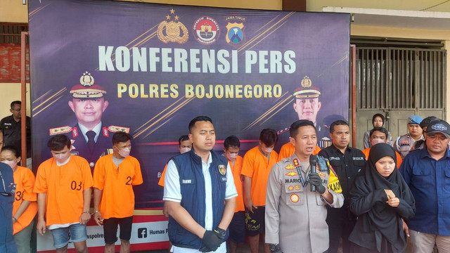 Kapolres Bojonegoro AKBP Mario Prahatinto dalam konferensi pers di hadapan sejumlah awak media yang digelar di Mapolres Bojonegoro. Kamis (27/06/2024). (Aset: Imam Nurcahyo/BeritaBojonegoro)