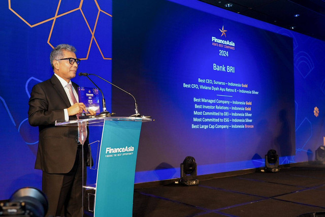 Dirut Bank BRI Sunarso menerima penghargaan dari Finance Asia pada ajang The Finance Asia Awards and Asia's Best Companies Poll Gala Dinner 2024 di Hong Kong. Kamis (27/6/2024). Foto: Bank BRI