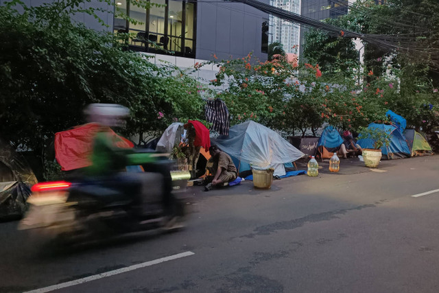 Tenda pengungsi di Jalan Setia Budi Selatan, Kuningan, Jakarta Selatan, Kamis (27/6/2024). Foto: Hedi/kumparan