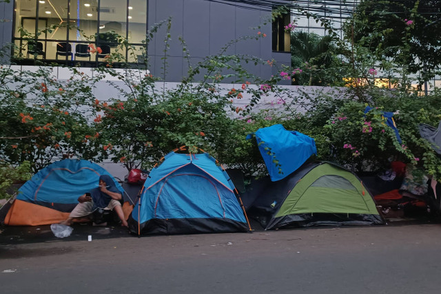 Tenda pengungsi di Jalan Setia Budi Selatan, Kuningan, Jakarta Selatan, Kamis (27/6/2024). Foto: Hedi/kumparan