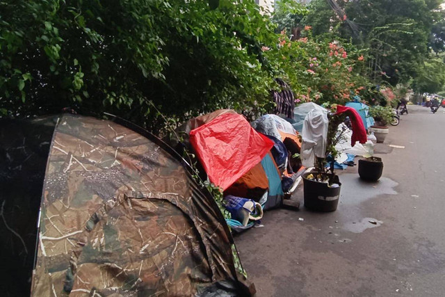 Tenda pengungsi di Jalan Setia Budi Selatan, Kuningan, Jakarta Selatan, Kamis (27/6/2024). Foto: Hedi/kumparan