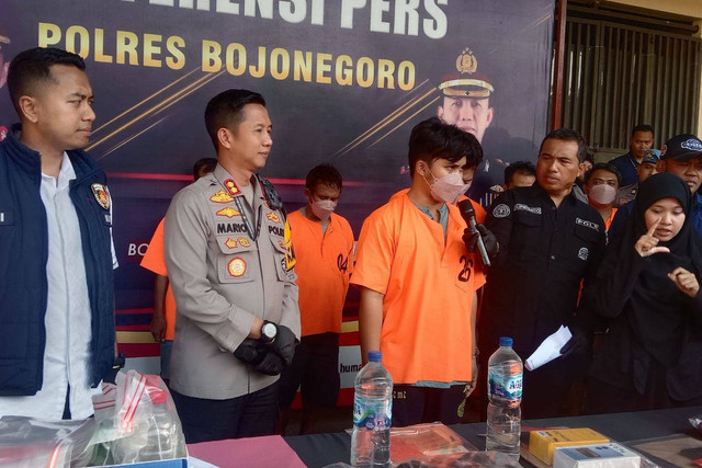 ER saat dihadirkan di konferensi pers. Foto: Polres Bojonegoro