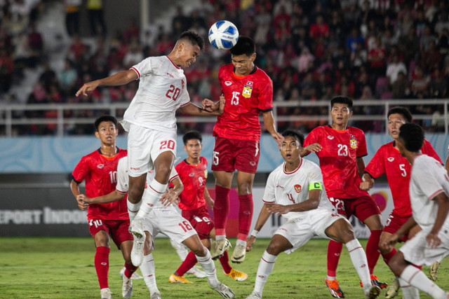 Pemain Timnas Indonesia U-16 Josh Holong Junior (kiri) berebut bola udara dengan pemain Timnas Laos Sayyavath Vansavath pada pertandingan penyisihan grup A Piala AFF U-16 di Stadion Manahan, Solo, Jawa Tengah, Kamis (27/6/2024). Foto: Mohammad Ayudha/ANTARA FOTO