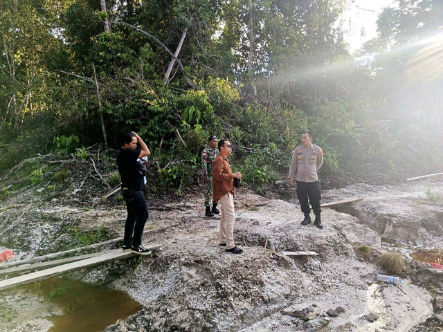 Tim gabungan mengecek lokasi PETI di Kawasan Gunung Asuansang, Sajingan Besar, Kabupaten Sambas. Foto: Dok. Polsek Sajingan Besar