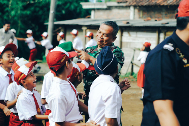 Ilustrasi tentara berinteraksi dengan siswa sekolah dasar. Foto: Husniati Salma/Unsplash