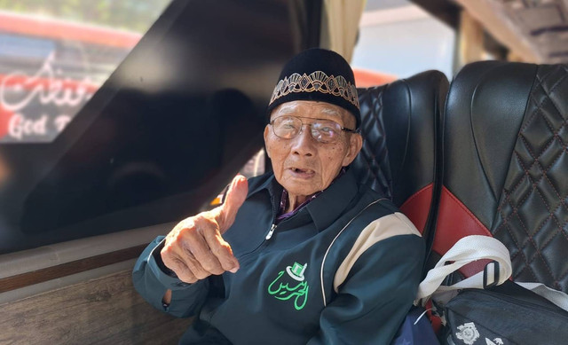 Mbah Hardjo saat tiba di Asrama Haji Sukolilo Surabaya. Foto: Humas Kemenang Jatim