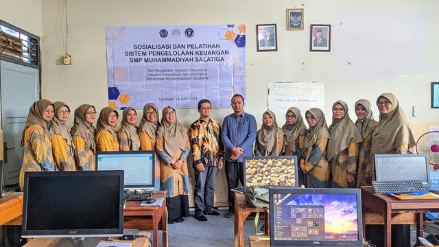 Tim P2TTG UMS melakukan foto bersama dengan peserta pelatihan sistem pengelolaan keuangan SMP Muhammadiyah Salatiga. (Sumber foto: Yusuf Sulistyo Nugroho)