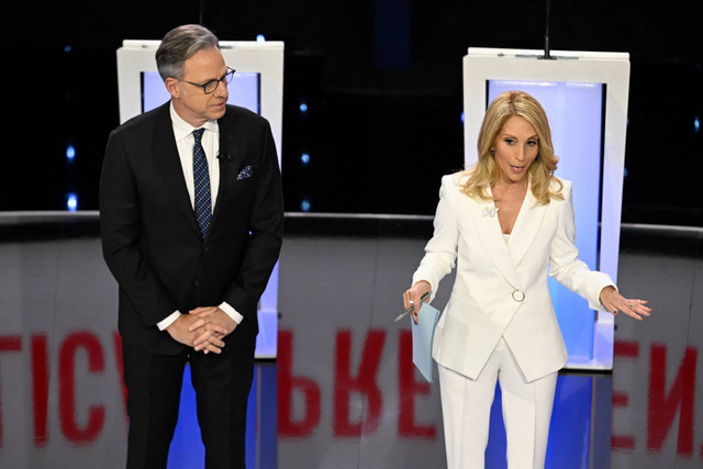 Moderator dan pembawa berita CNN Jake Tapper (kiri) dan Dana Bash. Foto: Jim Watson/AFP