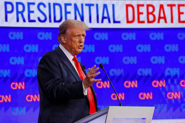 Kandidat Partai Republik, mantan Presiden AS Donald Trump, berbicara saat menghadiri debat presiden dengan kandidat Partai Demokrat, Presiden AS Joe Biden, di Atlanta, Georgia, AS, Kamis (27/6/2024). Foto: Brian Snyder/REUTERS